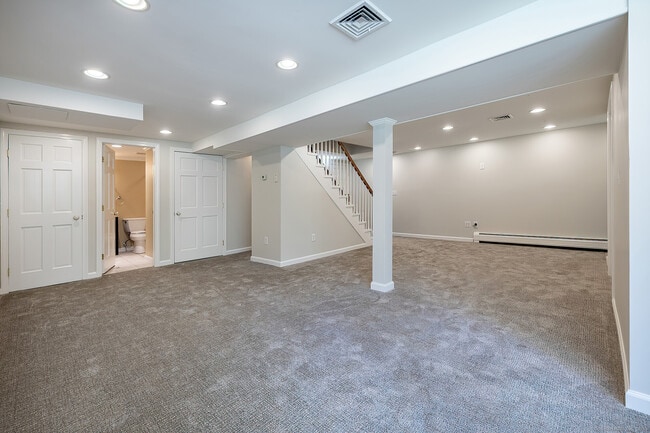Building Photo - 61 Knollwood Dr