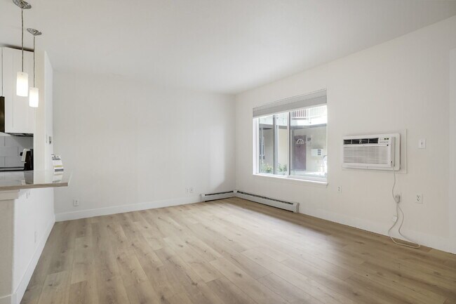 Building Photo - Updated Apartment in The Heart of Jefferson Park