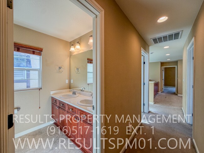 Building Photo - Lovely Courtyard Home 3 Bedroom w Bonus Rm