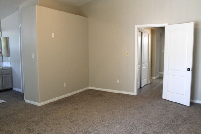 Building Photo - North West Home with Solar and Pool for Rent