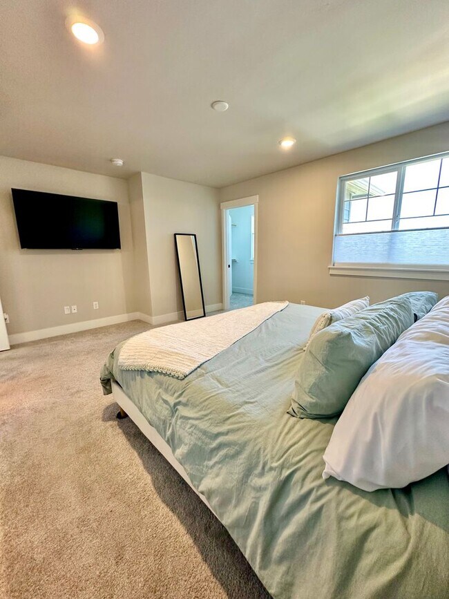 Building Photo - Beautiful 3 bdrm end unit townhome with side yard available in Petrosa.