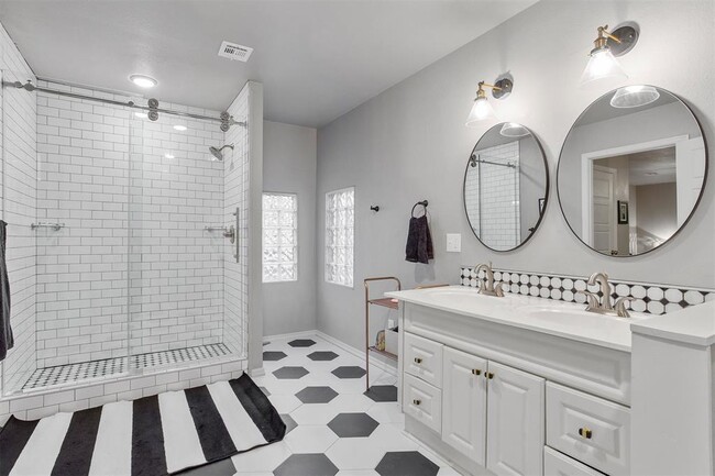 Building Photo - 520 E 17th Ave