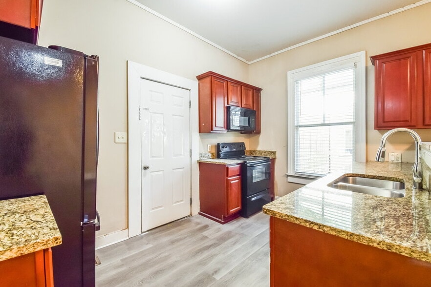 Building Photo - 114 E Broad St