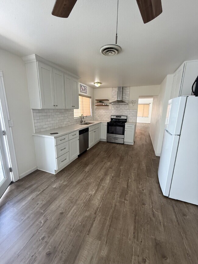 Building Photo - Solar savings on energy. 3rd bonus room.   2 Car Garage, Private Yard, Spacious upgraded interior...