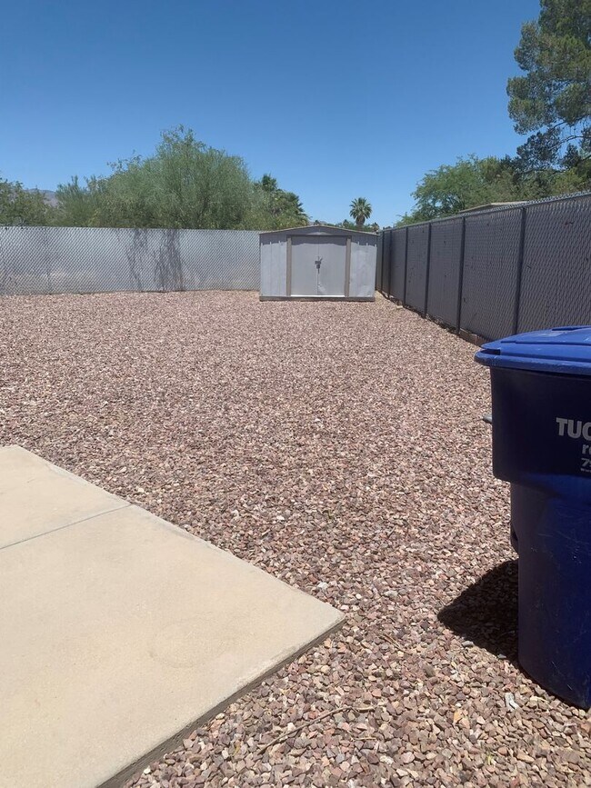 Building Photo - 9115 E Esperanza Dr