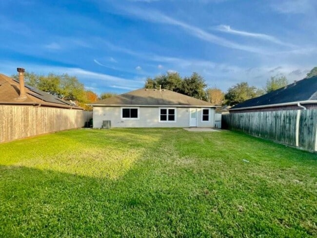 Building Photo - 6935 Creek Village Dr