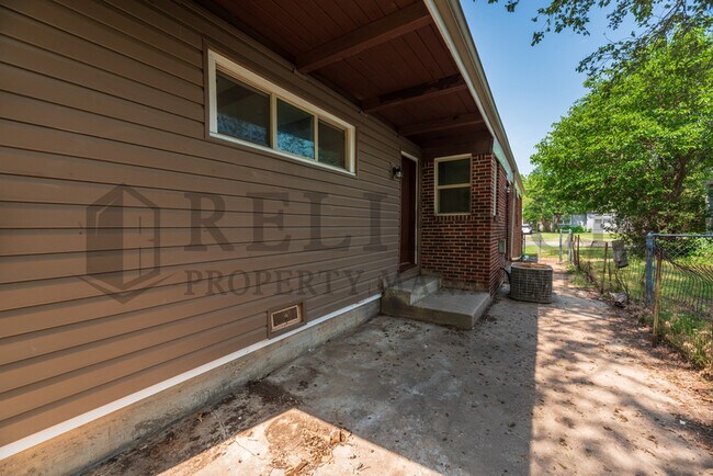Building Photo - 1008 N Edgemoor St