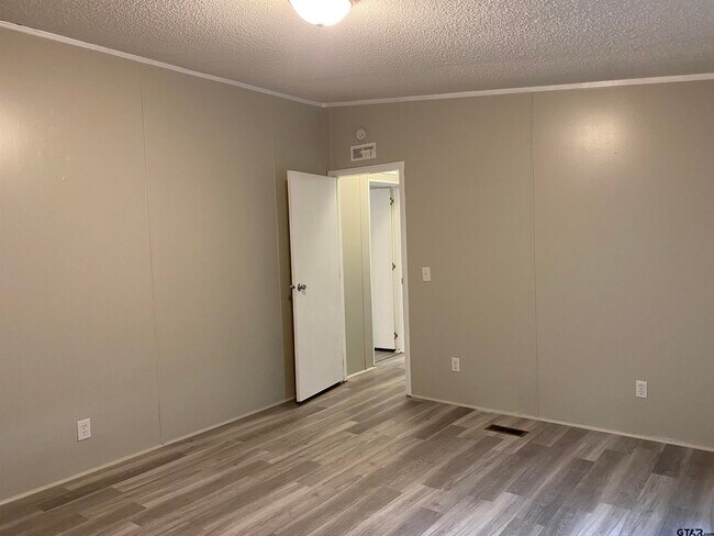 Building Photo - 22942 Shell Shore Dr