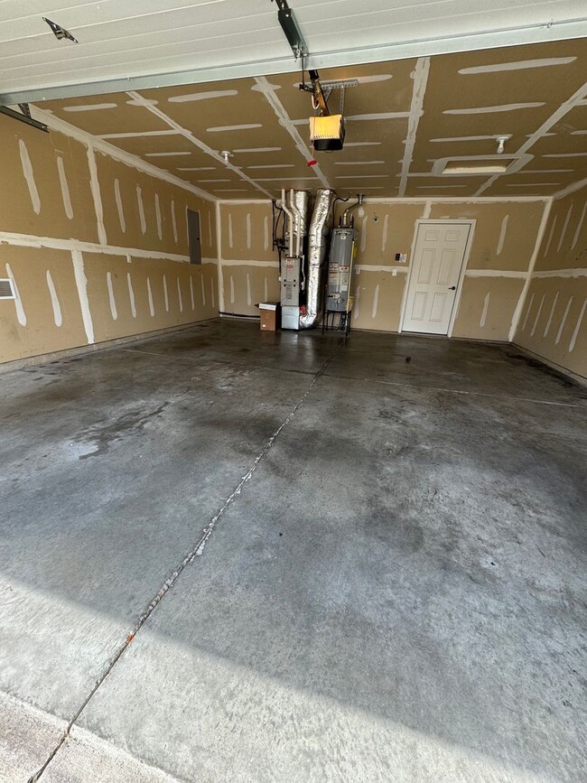 Building Photo - 3 Bedroom Single Family Home