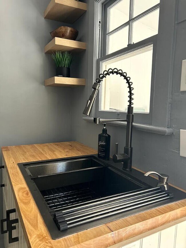 Building Photo - 707 2nd Ave S