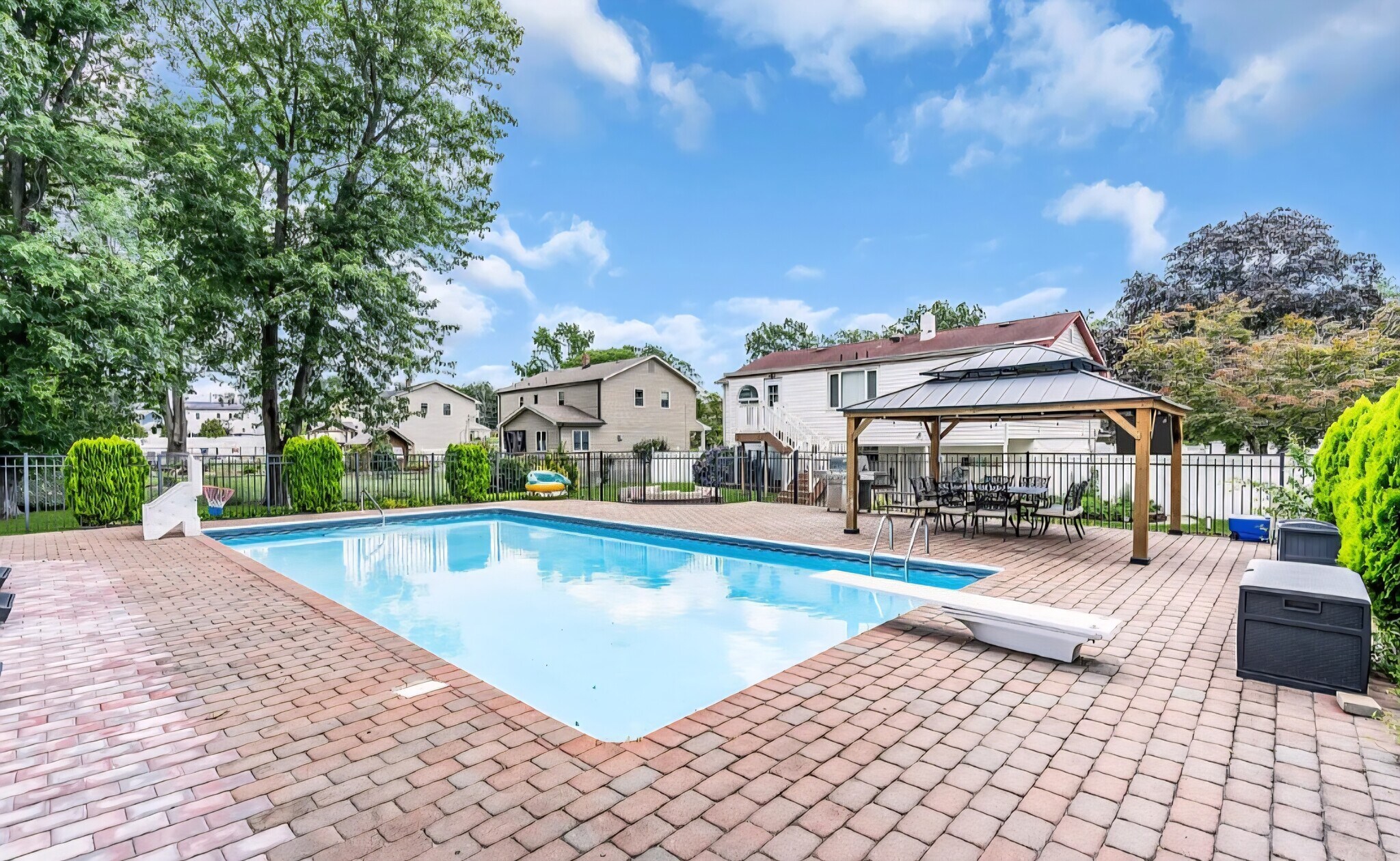 Building Photo - 15 Windsor Rd