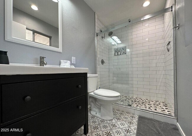 Building Photo - 8526 E Pinchot Ave