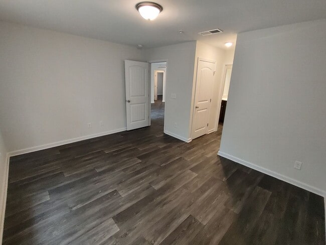 Building Photo - Move in Ready! Easy & Quick move-in process