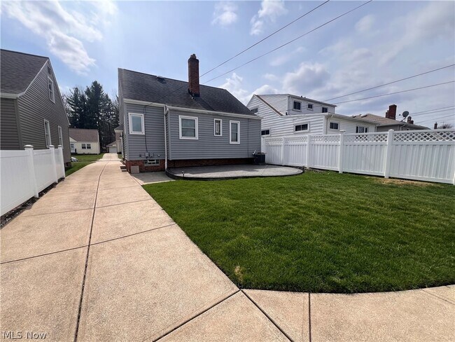 Building Photo - 3006 Torrington Ave