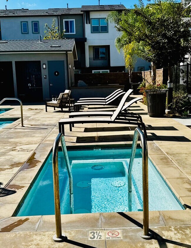 Building Photo - Gorgeous Three Bedroom Townhome For Rent in Gardena!