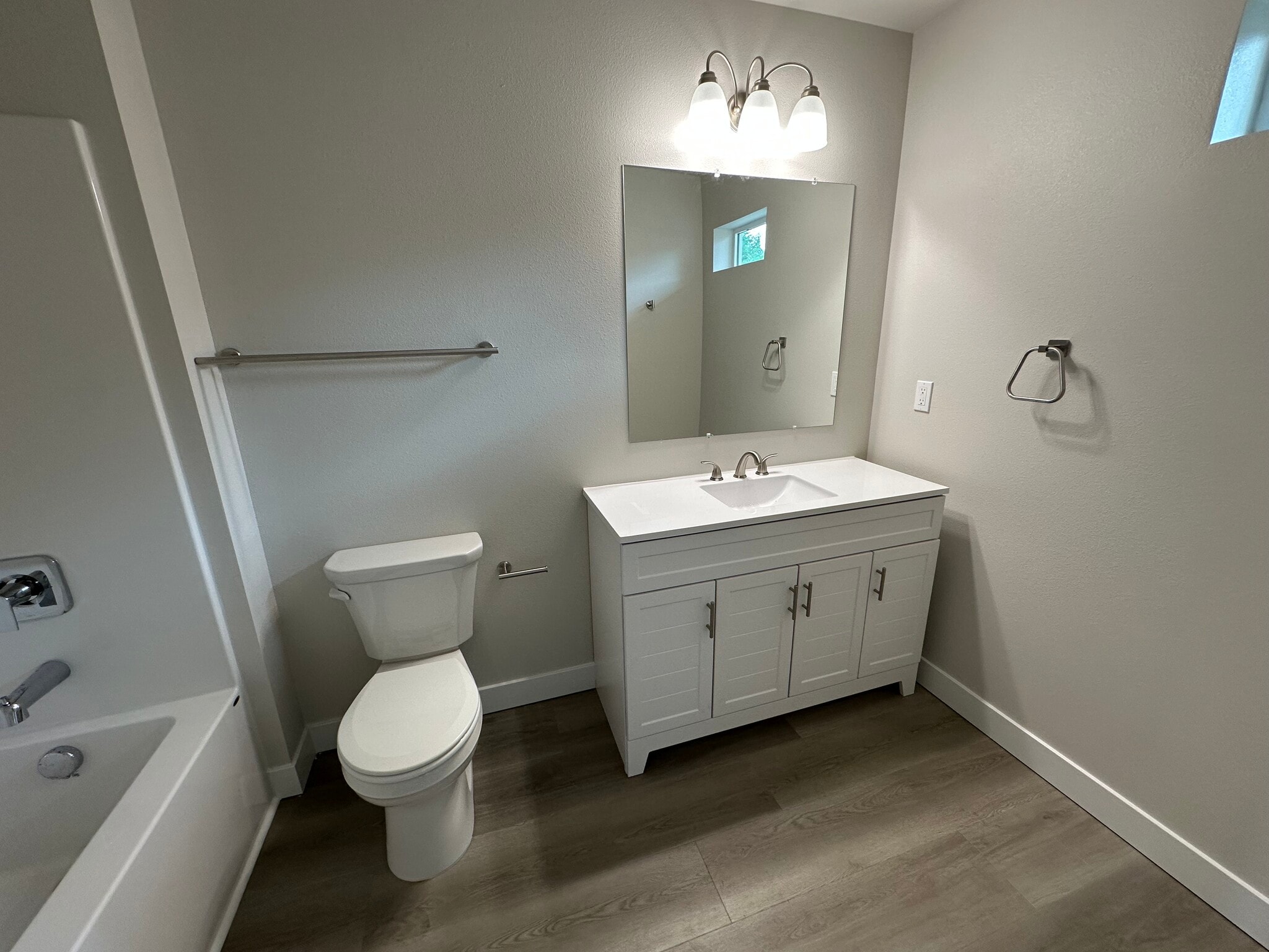 Building Photo - 450 SE Lilly Ave