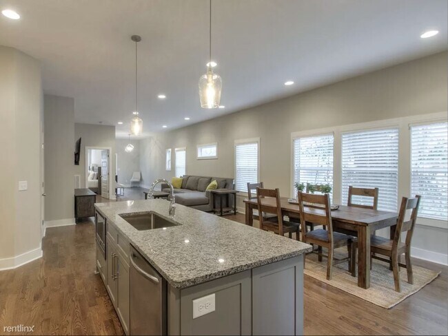 Building Photo - 4 br, 2.5 bath House - 421 Moore Avenue B