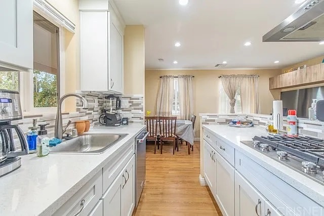 Kitchen and dining room - 8160 Jamieson Ave