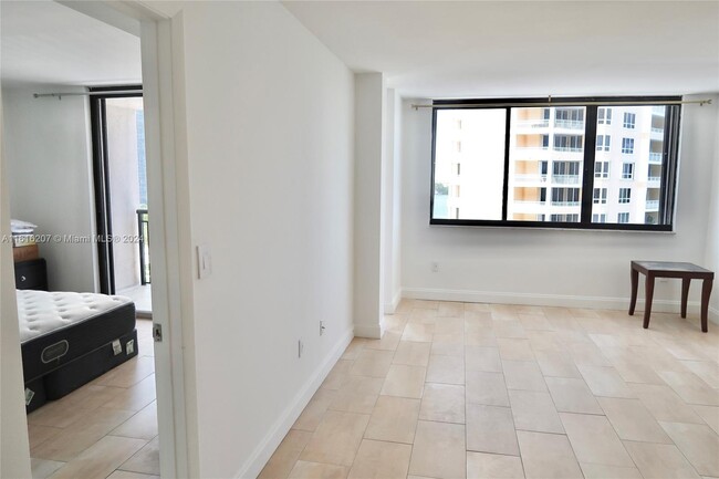Building Photo - 540 Brickell Key Dr