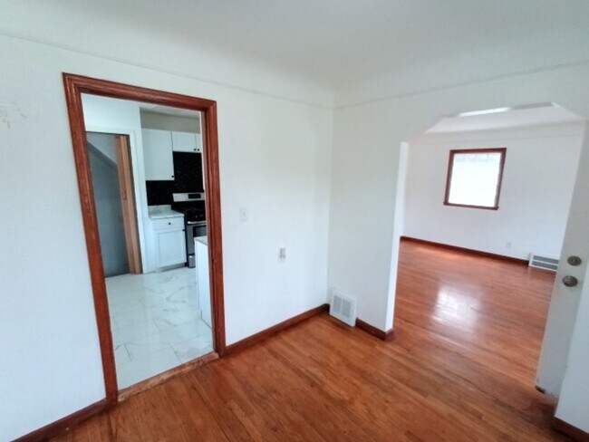 Building Photo - 3 bedroom 1.5 bath brick bungalow - AVAILA...
