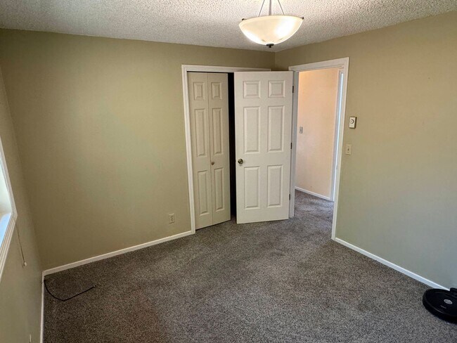 Building Photo - 3 Bedroom House off Harlow Rd.