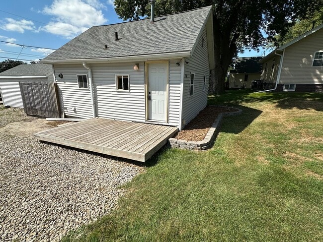 Building Photo - 1 bed, 1 bath home for rent in quiet Water...