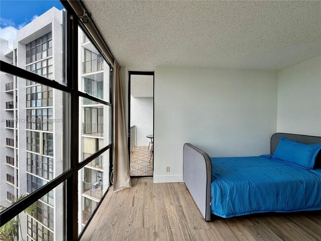 Building Photo - 1000 Parkview Dr