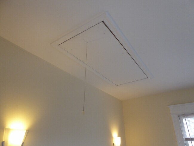 Building Photo - 1685 Crescent Pl NW