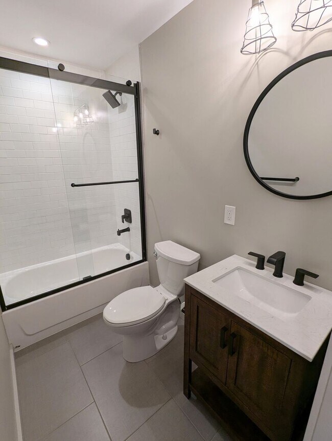 Building Photo - 3 Bedroom 2 Bathroom Single Family Home (L...