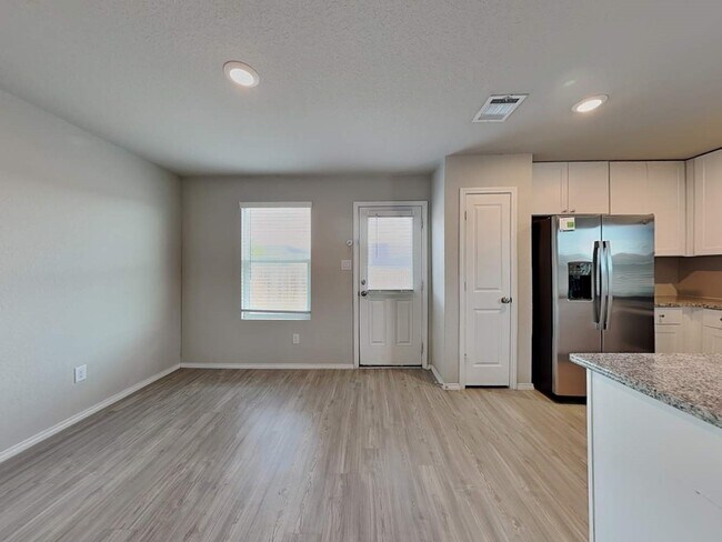 Building Photo - 3342 Kornberg Dr