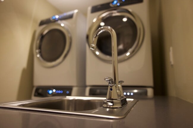 Building Photo - 4 bed / 4.5 bath flat in South Plaza overlooking UMKC and Brookside Blvd