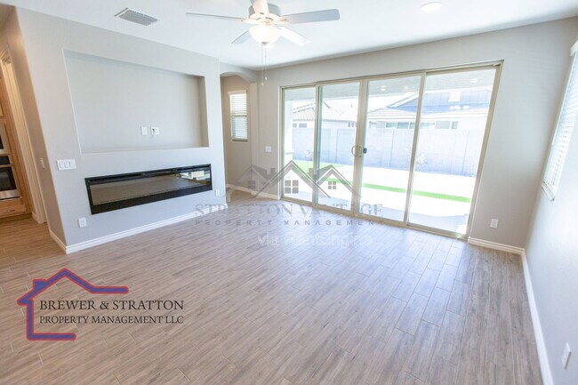 Building Photo - 15243 W Latham St