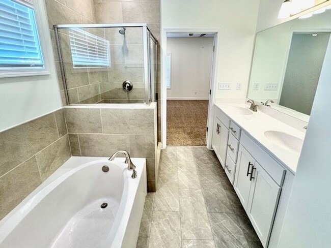 Building Photo - Move In Special! Half off of June Rent! Co...
