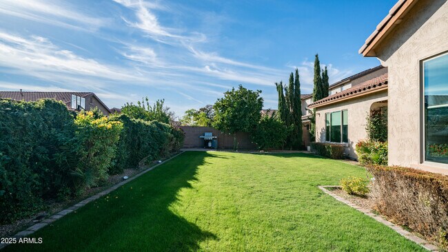 Building Photo - 561 W Yellowstone Way