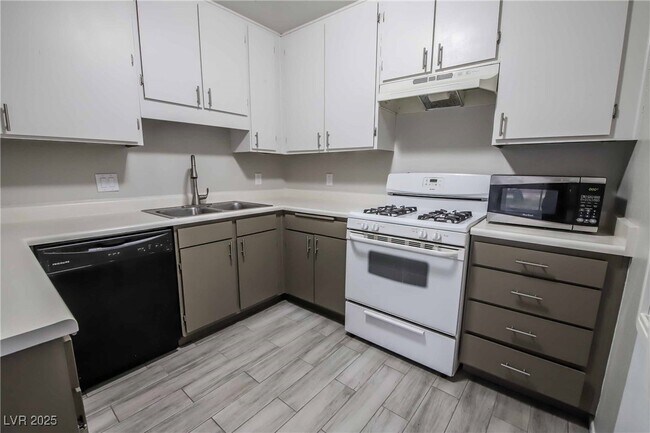 Building Photo - 7019 Grassy Knoll St