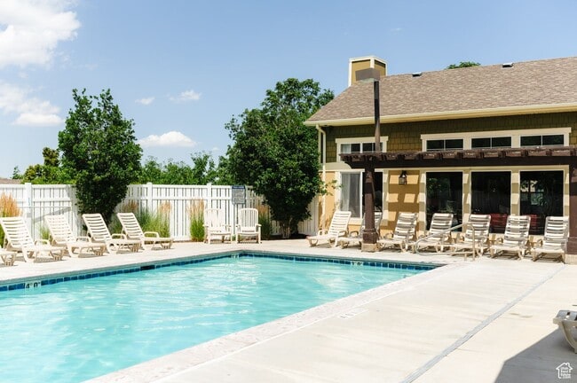 Building Photo - 3 Bedroom Townhome in Herriman!