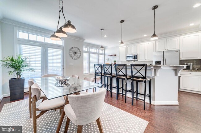 Building Photo - 947 Harrison Cir