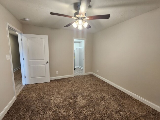 Building Photo - 3 Bedroom 3 Bath End Unit Townhome