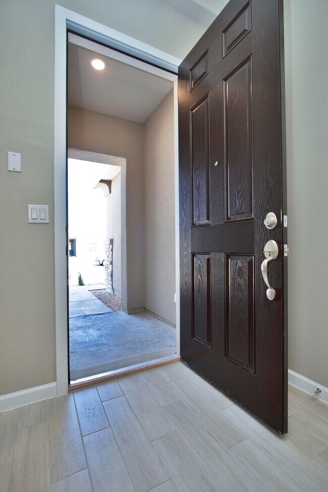 Building Photo - 729 C. Escondida