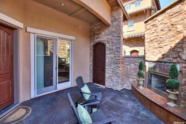 Building Photo - Absolutely Stunning Home in Fabulous Pavilions Place Community