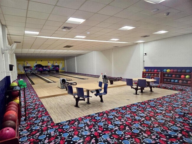 Building Photo - 16168 Laurel Dr