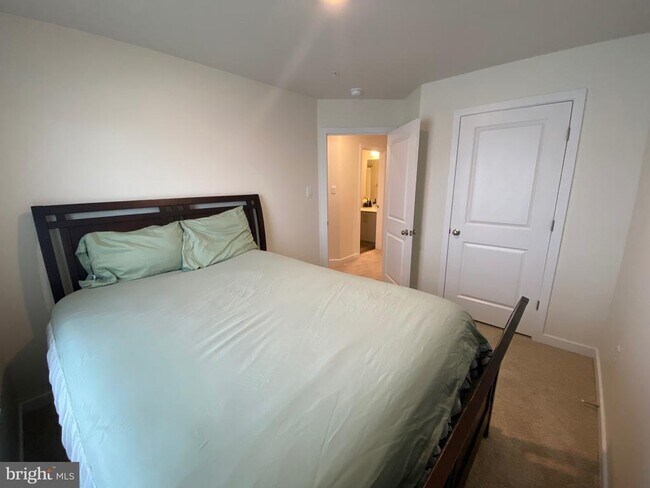 Building Photo - 7530 Daybreak Dr