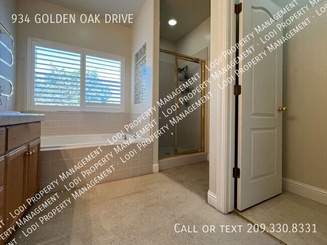 Building Photo - 934 Golden Oak Dr
