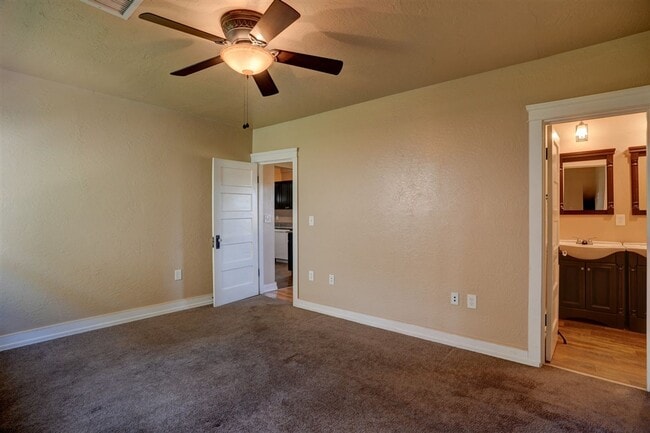 Building Photo - Home and Office potential!