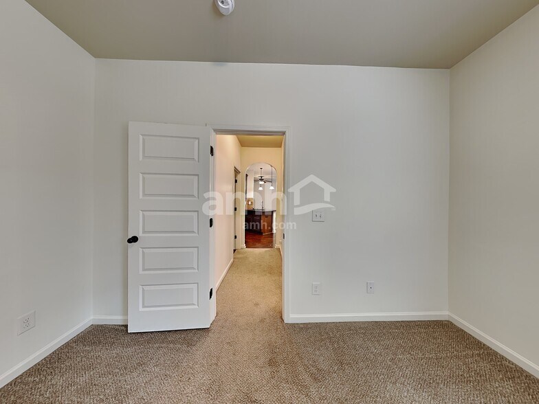 Building Photo - 272 Oak Branch Dr