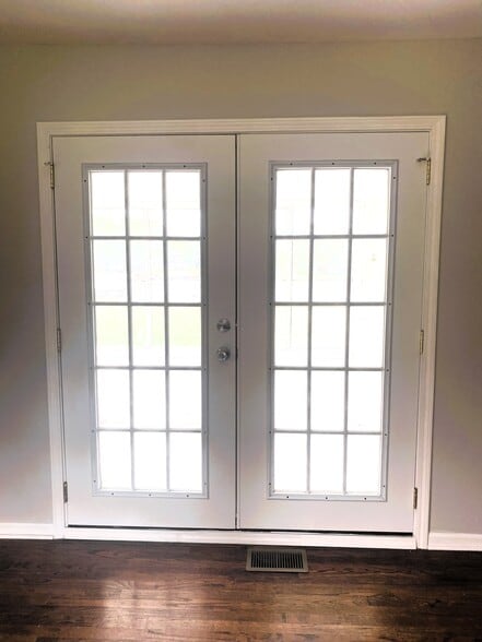 French doors in kitchen - 1611 Ludean Dr