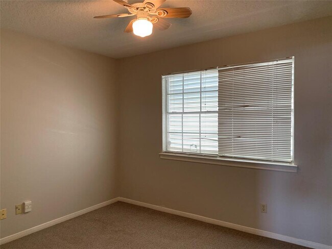 Building Photo - 585 Warsaw Dr