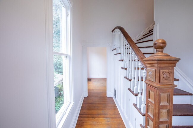 Building Photo - 1940-1946-1946 SW Market St Dr