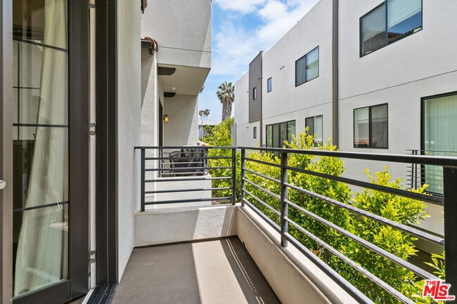 Building Photo - 5934 W Luna Park