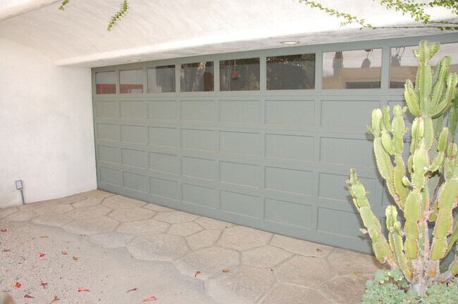Building Photo - Spanish Style Downtown Townhome